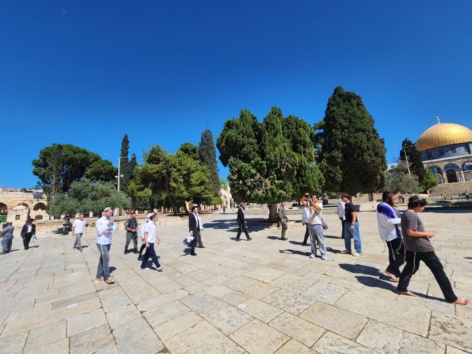 Visitors ascending Har HaBayit